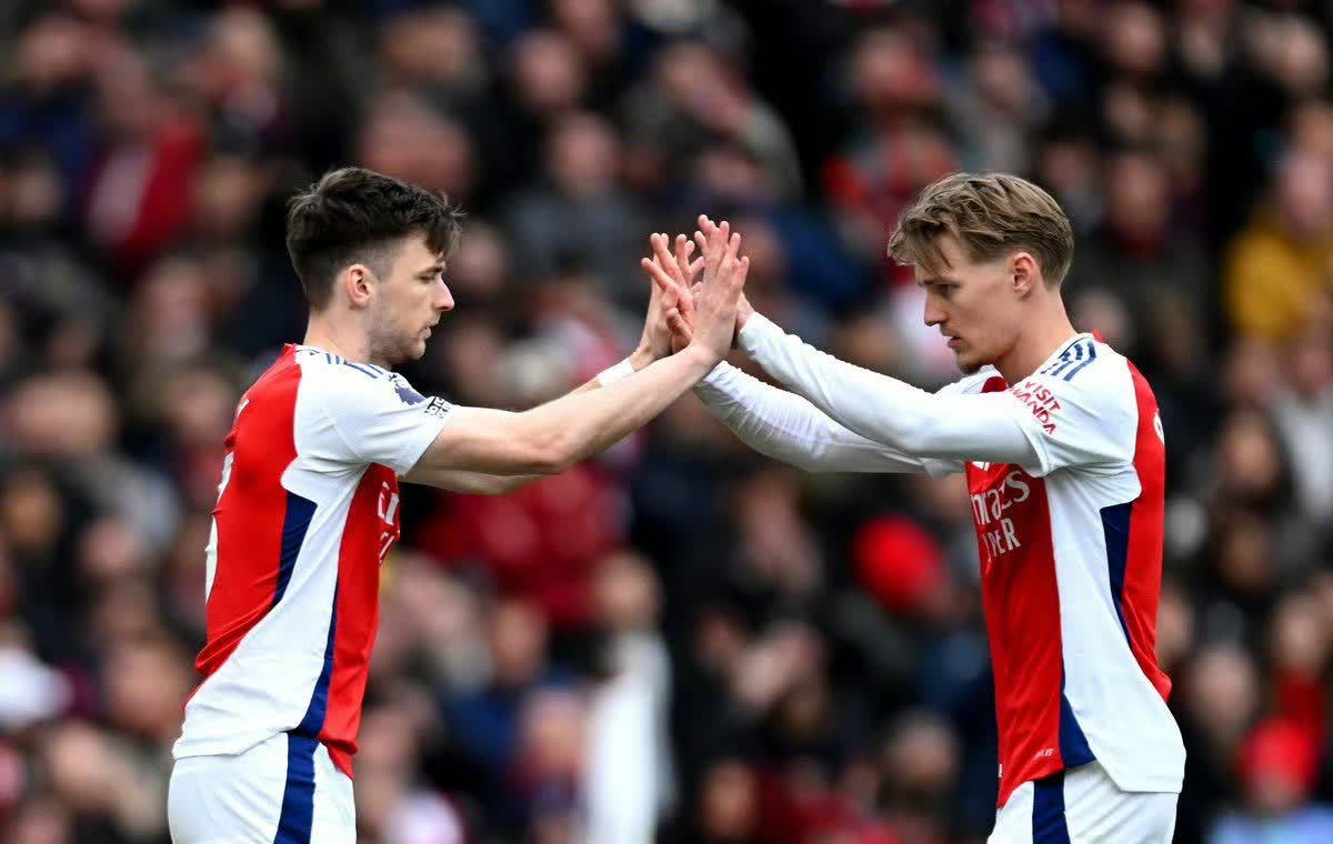 包含瓦伦西亚关键时刻手感冰凉，志在欧冠名次提升，赛场秩序良好，更衣室氛围转暖的词条